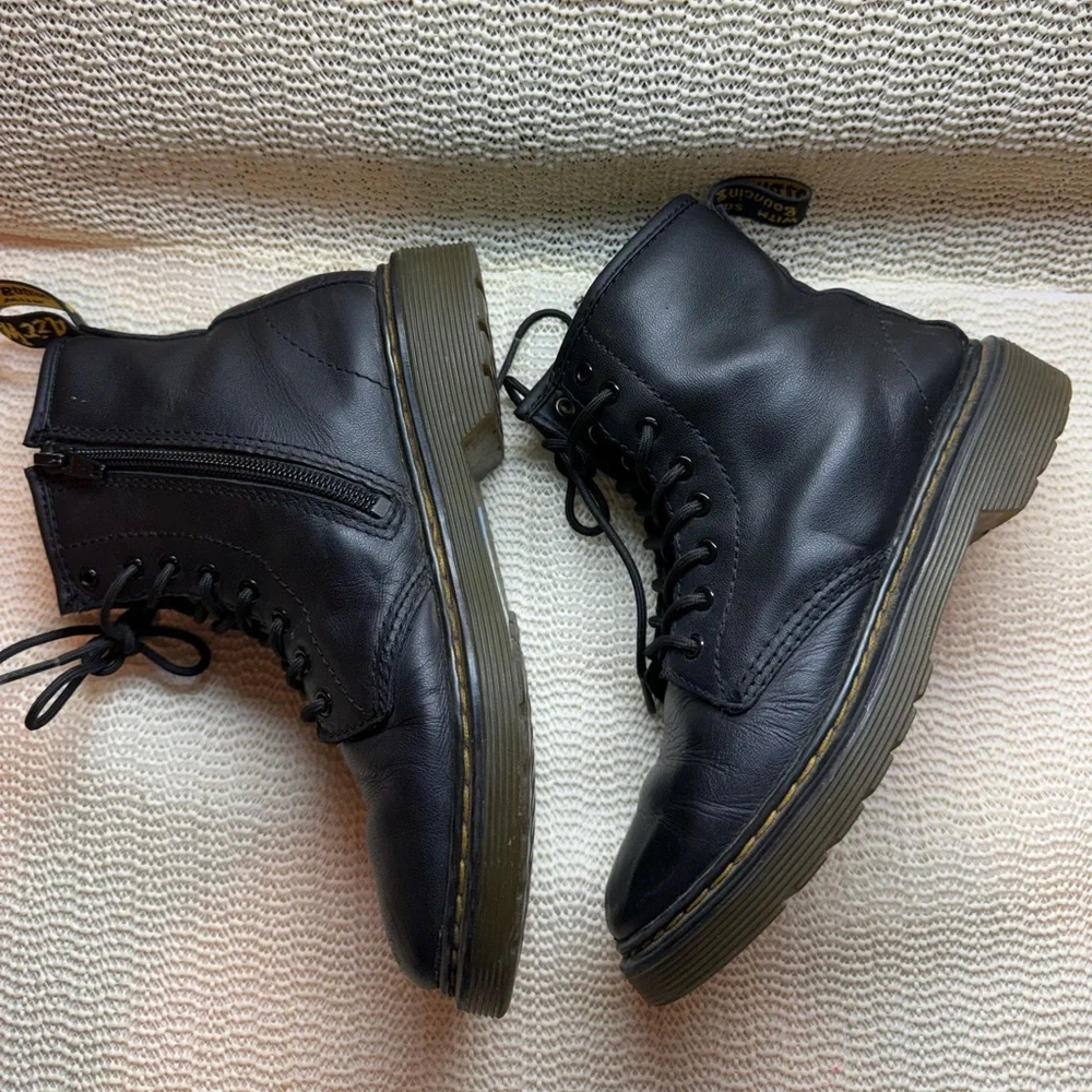Dr. Martens 1460 Junior boots in a Monochrome Black 2